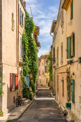 Narrow street in the city of Arles - Copyright Gordon Bell